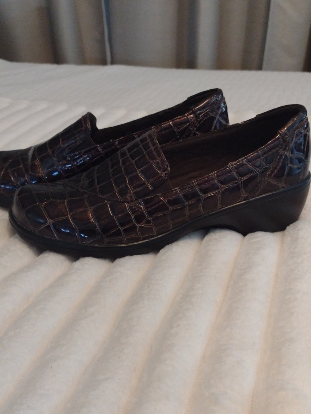 Clarks Bendables Women's 8.5M Croc Embossed Dark Brown Metallic Loafers Wedge